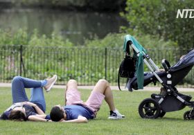 Прем’єр-міністр Великої Британії закликав людей виходити в парки