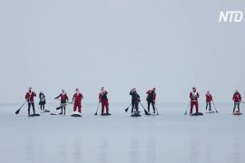 Санта-Клауси влаштували прогулянку на SUP-бордах в Адріатичному морі