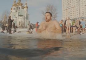 Купання за -17 градусів: київські «моржі» не поступаються традиціями