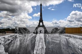 Оптична ілюзія: Ейфелева вежа в Парижі тепер стоїть на двох скелях