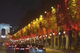 Різдвяні вогні прикрасили Єлисейські поля в Парижі