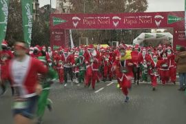 Санта-Клауси проводять ралі та забіги, а також вручають дітям подарунки