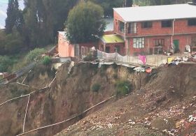 На краю прірви: через повені болівійці бояться залишатися в будинках