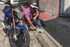 Венесуельці скуповують бензин у Колумбії, щоб заробити