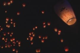 Сотні китайських ліхтариків осяяли нічне небо над Тайванем