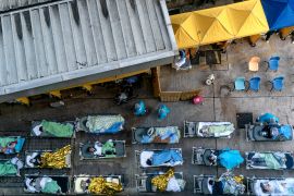 У Гонконзі ставлять лікарняні ліжка на тротуарах
