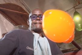 На кенійській фабриці вчать видувати вироби зі скла