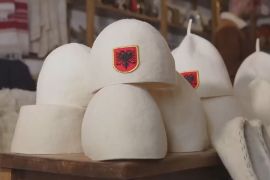 Албанська сім’я зберігає традицію виготовлення національних шапочок