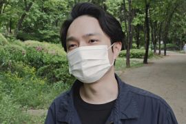 Південнокорейці не знімають масок, навіть коли вимогу їх носити скасували