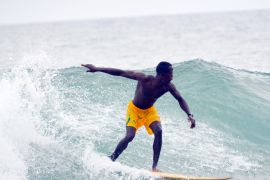 Ліберійське містечко приваблює серферів ідеальними хвилями