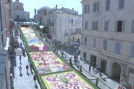 Картинами з пелюсток прикрасили цілу вулицю італійського містечка