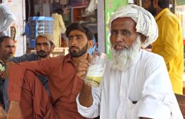 49 градусів: як виживають у Пакистані під час пекельної спеки