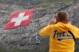 Найбільший у світі швейцарський прапор повісили на горі в Альпах