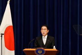 Прем’єр Японії звільнив сімох міністрів