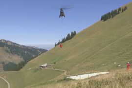 Військові вертольоти доставляють на альпійські луки воду для худоби
