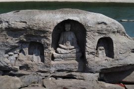 Стародавні буддійські статуї оголилися в обмілілій річці в Китаї