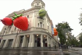 Гігантські плоди прикрасили стіни театру в Лондоні