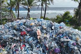 Мальдіви дедалі більше забруднюються пластиком, який приносить океан