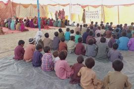 Пакистан: як діти навчаються в наметовій школі