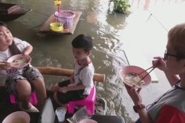 Затоплене кафе й далі працює в Таїланді