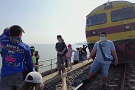 «Плавучий потяг» приваблює сотні пасажирів до тайської провінції Лопбурі