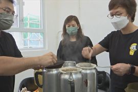 Гонконгські емігранти вчаться робити традиційний чай із молоком