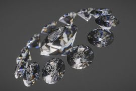 Найменші у світі картини на діамантах демонструють в Амстердамі