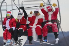 Сотні Санта-Клаусів пробігли крос і спустилися на лижах із гори