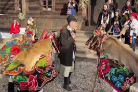 Танець ведмедя і свинина на столі: як румуни зустрічають Різдво й Новий рік