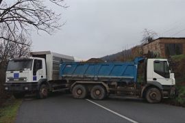 На півночі Косова почали розбирати барикади на дорогах