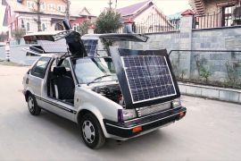 Індійський учитель переробив автомобіль на електрокар із сонячними панелями