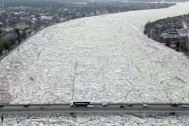 Річкою в Латвії рухається величезна маса снігу й льоду, що загрожує прорвати дамбу