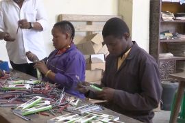 Старі газети перетворюють на олівці в Кенії