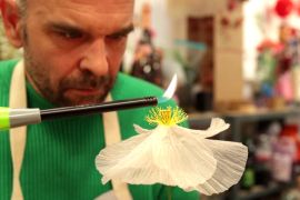 Витончені квіти зі сміття: француз перетворює відходи на мистецтво
