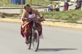 Чоліти в спідницях промчали на велосипедах болівійським містом Ель-Альто