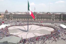 Гігантську лілію зі сміття склали мексиканські скаути в центрі Мехіко