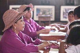 Дві індонезійки 40 років проводять уроки для дітей із міських нетрів