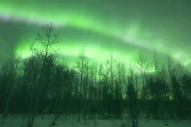 Чарівне північне сяйво освітлює небо над фінською Лапландією