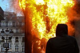 Вогонь і далі палає на вулицях Парижа