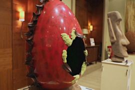 Гігантські шоколадні великодні яйця показали на виставці в Брюсселі