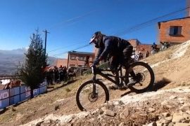 100 спортсменів узяли участь у змаганнях зі швидкісного спуску на велосипеді в Болівії