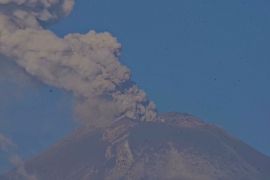Клуби диму та попелу вивергає вулкан Попокатепетль у Мексиці