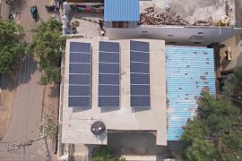 Сотні індійських лікарень встановлюють на дахах сонячні панелі
