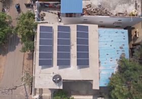 Сотні індійських лікарень встановлюють на дахах сонячні панелі