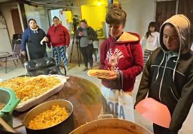 До безплатних кухонь в Аргентині вишиковуються черги нужденних