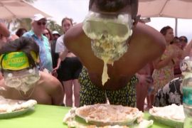 У Флориді позмагались у поїданні лаймового пирога без рук