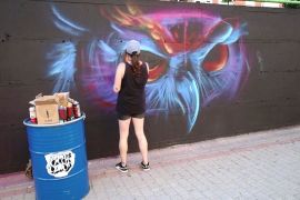 Вуличні художники прикрашають сірі стіни столиці Косова