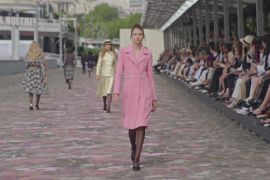 Осінній показ Chanel: бруківка, Сена та лабрадор