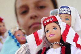Боснійська дівчинка шиє національні костюми для Барбі
