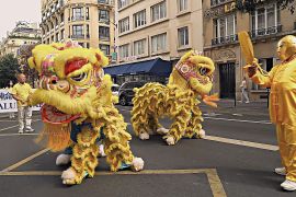 Масштабний парад Фалуньгун пройшов вулицями Парижа